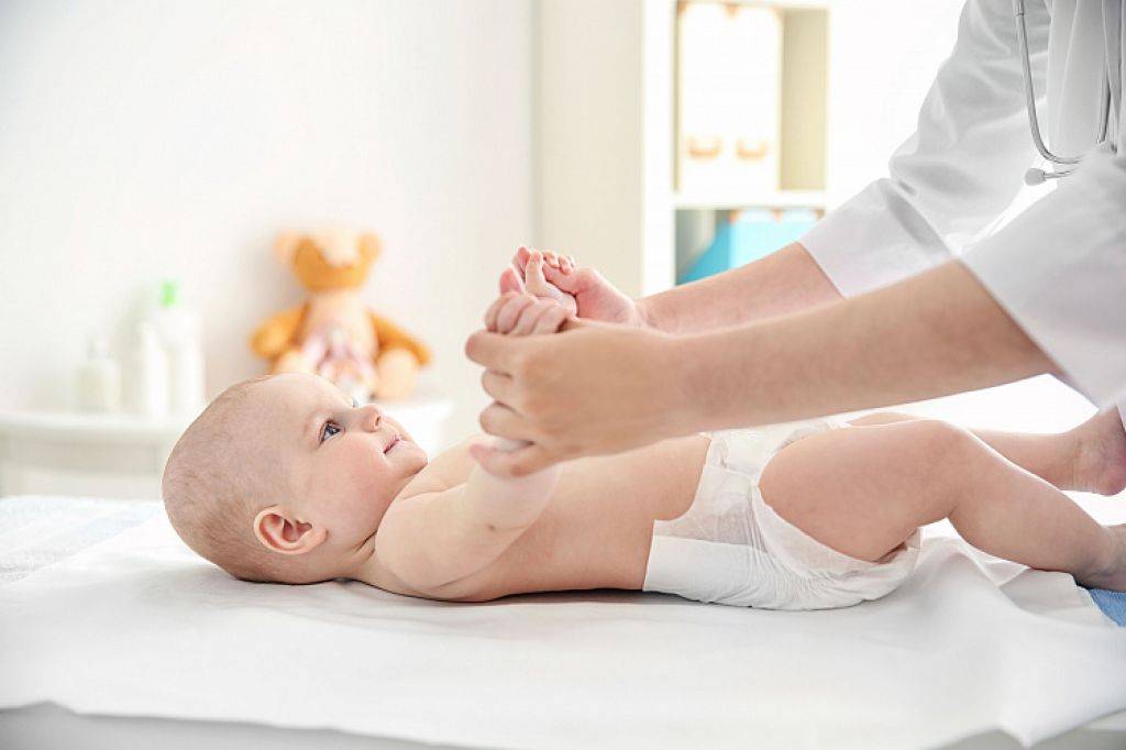 Дрожание подбородка, рук или ног (тремор) у младенца: причины, диагностика, помощь