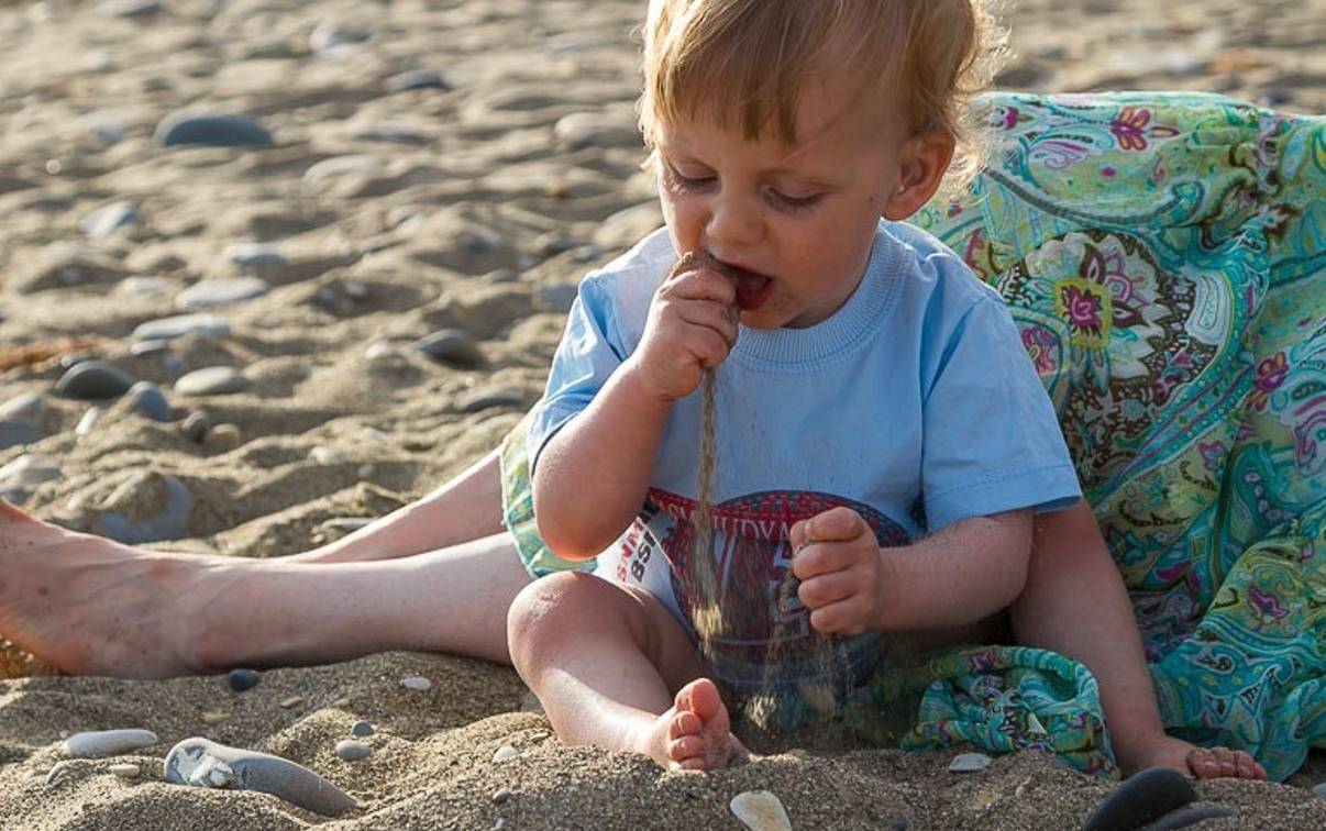 Песок в глаза ребенку что делать. Ребенок ест песок в песочнице. Песок для детей. Ребенок.