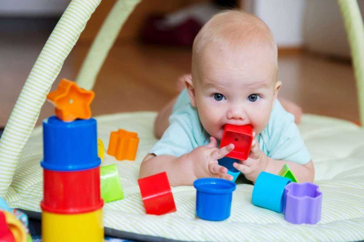 Игрушки для детей от 1 года: что подарить ребенку в 1 - 2 года