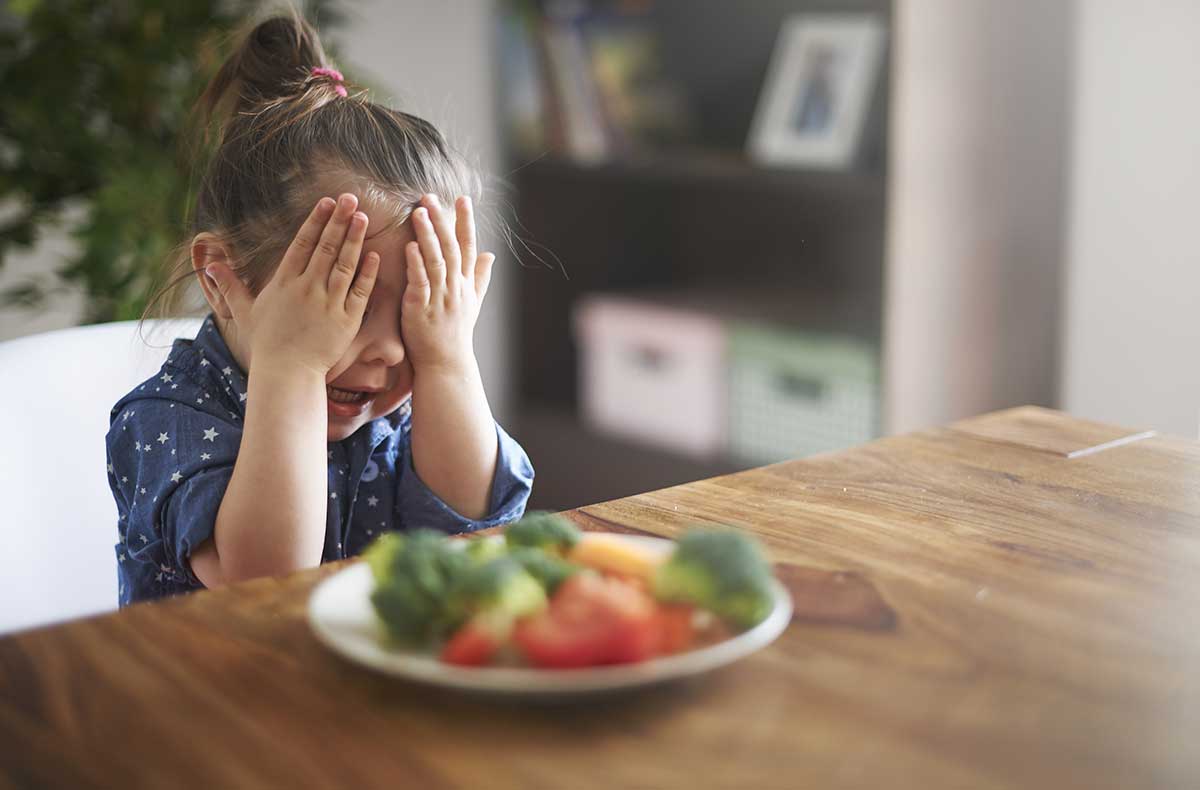 Ребенок выплевывает еду, что делать. почему ребенок плохо ест? ребенок 10 месяцев выплевывает еду
