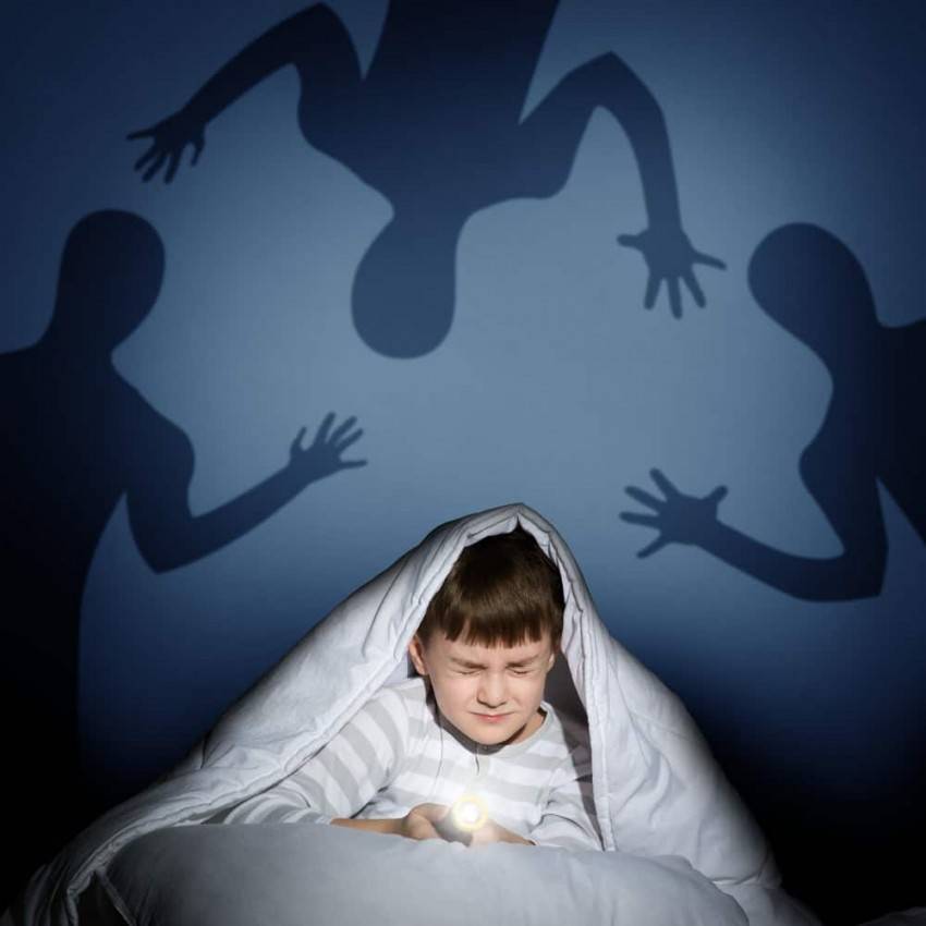 Ребенок боится темноты: советы родителям как помочь преодолеть страх