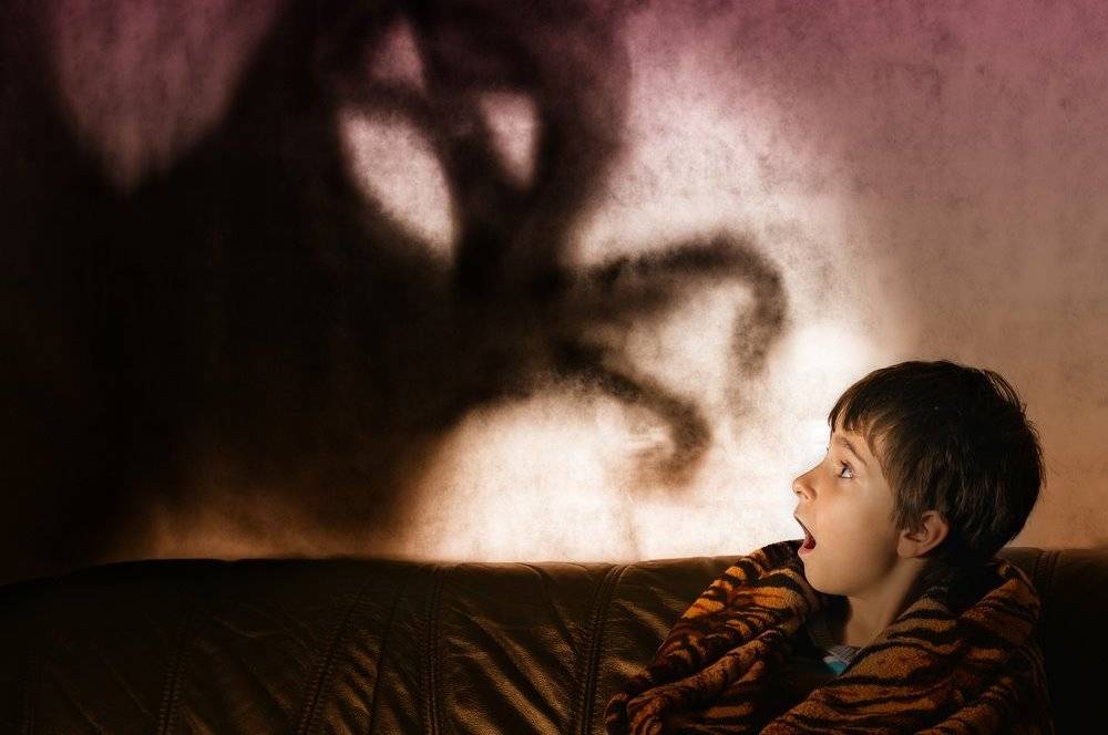 Ребенок боится темноты: что делать?