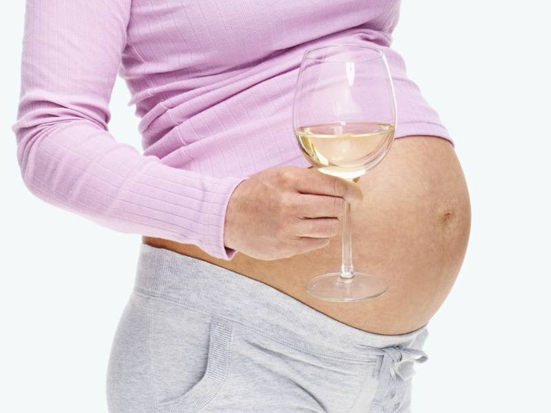 Можно ли во время беременности пить шампанское, чем это грозит в 1, 2 и 3 триместрах?