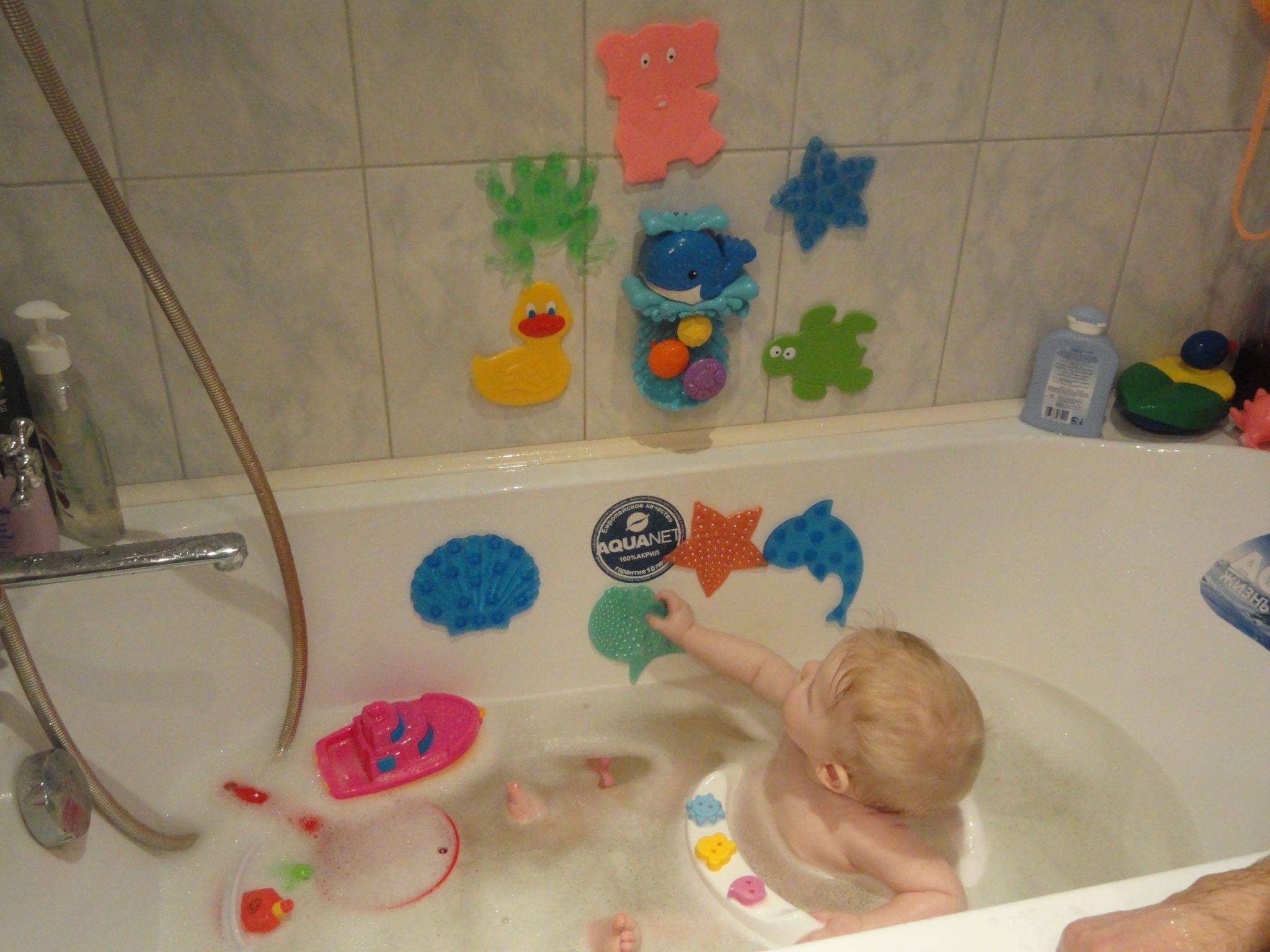 Игра ребенок в ванне. Дошкольники в ванной. Идеи игры в ванной. Малыш в ванной. Для ванны ребенку игрушки на 5 лет.