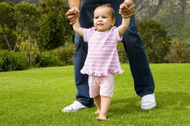Включи дети ходят. Родители учат малыша ходить. Ребенок овладевает ходьбой в. Ходьба на руках дети. Ребенок учится ходить.