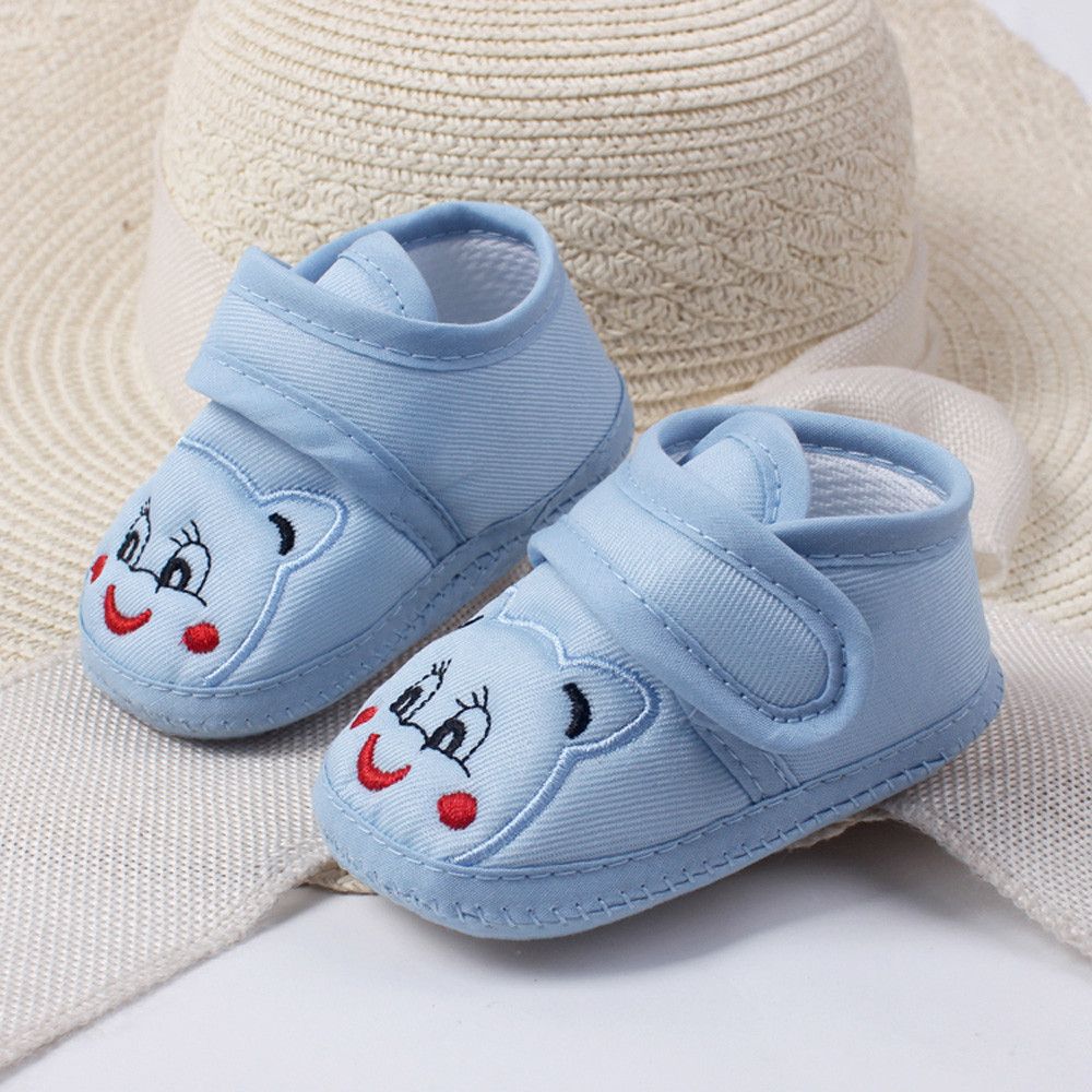 Выбор детской обуви для девочек и мальчиков до 1 года: сапожки новорожденным малышам