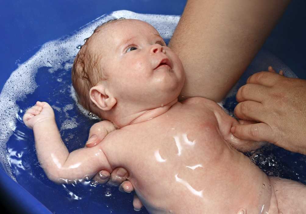 Первое купание новорожденного. Техника купания новорожденного. В чем купать новорожденного ребенка. Первое купание новорожденного температура