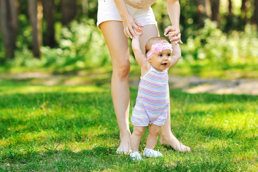 Первые шаги очень нелегки: как родителям научить своего ребенка ходить. основные упражнения