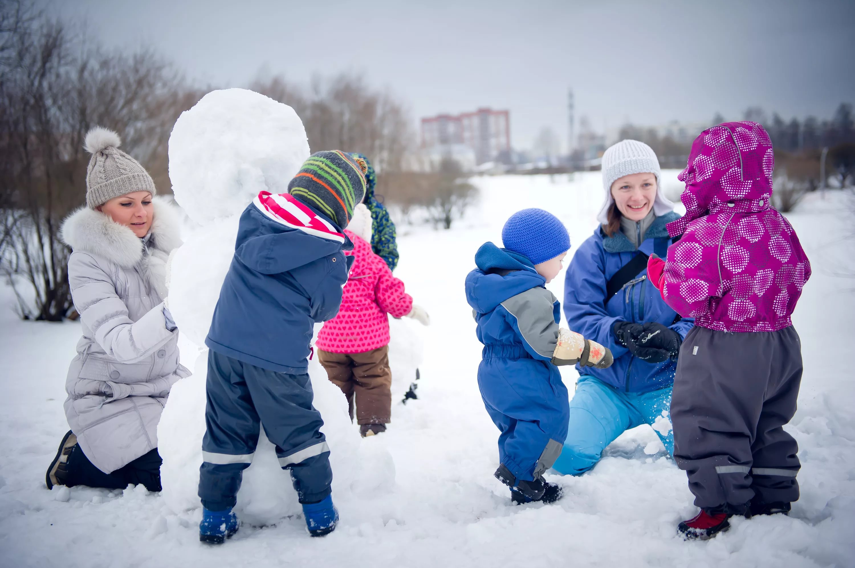 Что провести с детьми в марте. Дети зимой. Дети на прогулке зимой. Дети зима улица. Прогулка в детском саду.