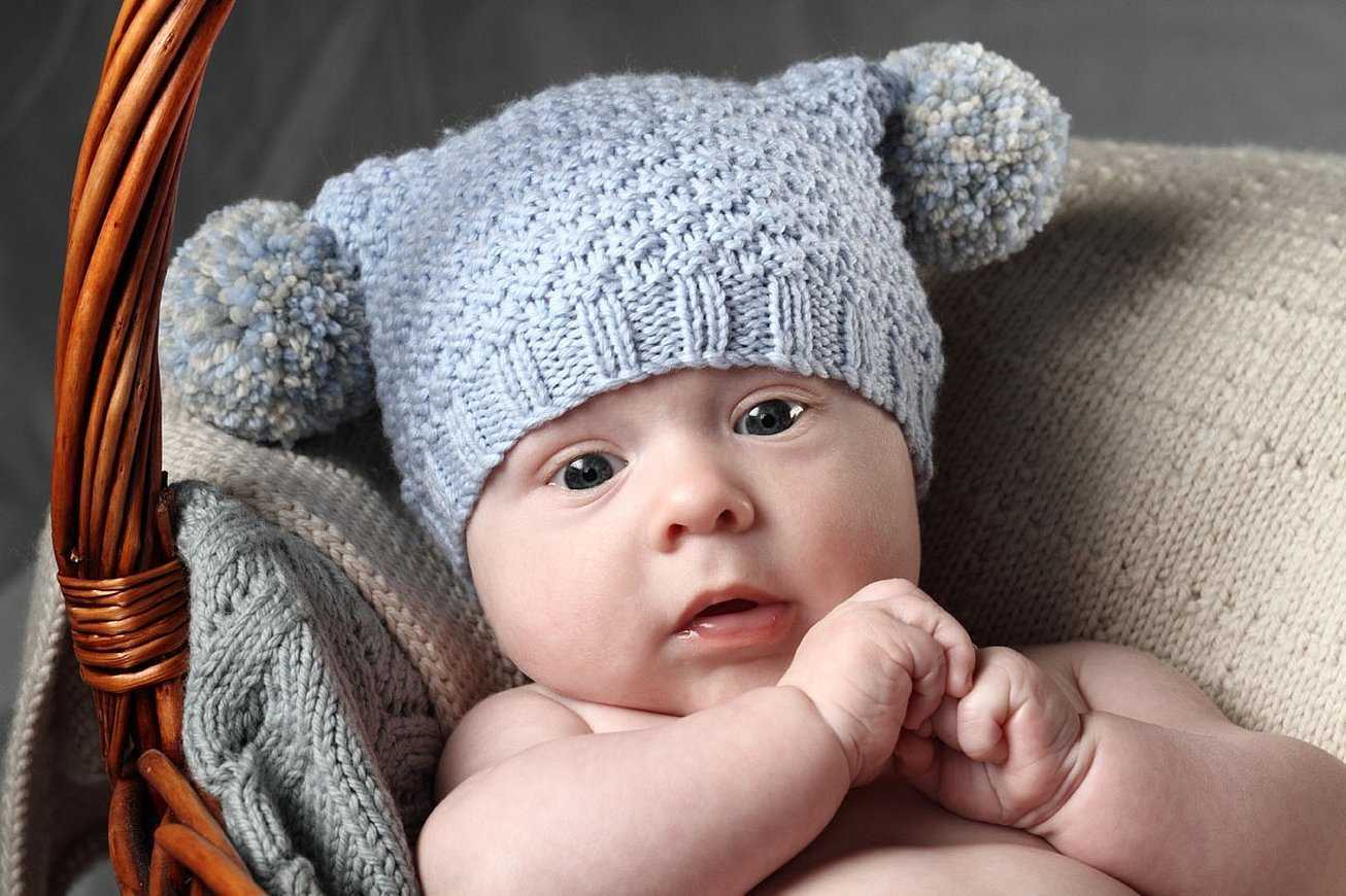 Вяжем для новорожденных мальчиков. Книттинг Беби. Шапочки для новорожденных. Вязаная шапка для новорожденного мальчика. Вязанные шапочки для новорожденных.