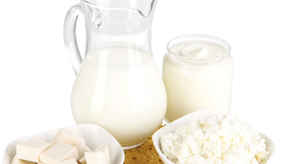 Можно ли кормящим сметану. Молочные и кисломолочные продукты. Молочная продукция на белом фоне. Молоко домашнее. Молочные продукты на белом фоне.