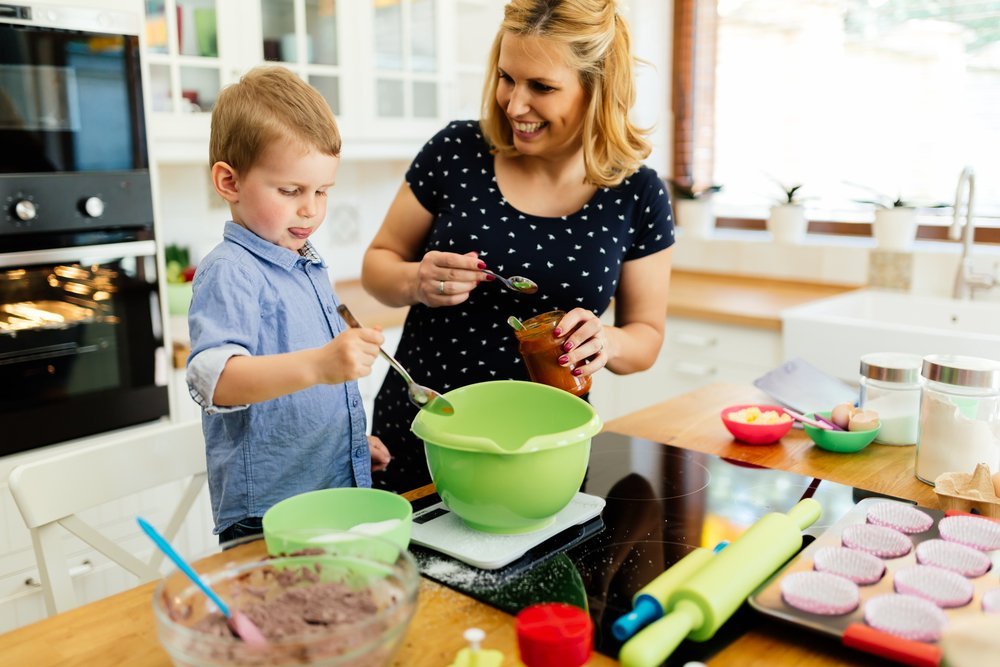 Мама помогает сыну домашнее. Домохозяйка с детьми. Кухня для детей. Домохозяйка на кухне с детьми. Готовка вместе с детьми.