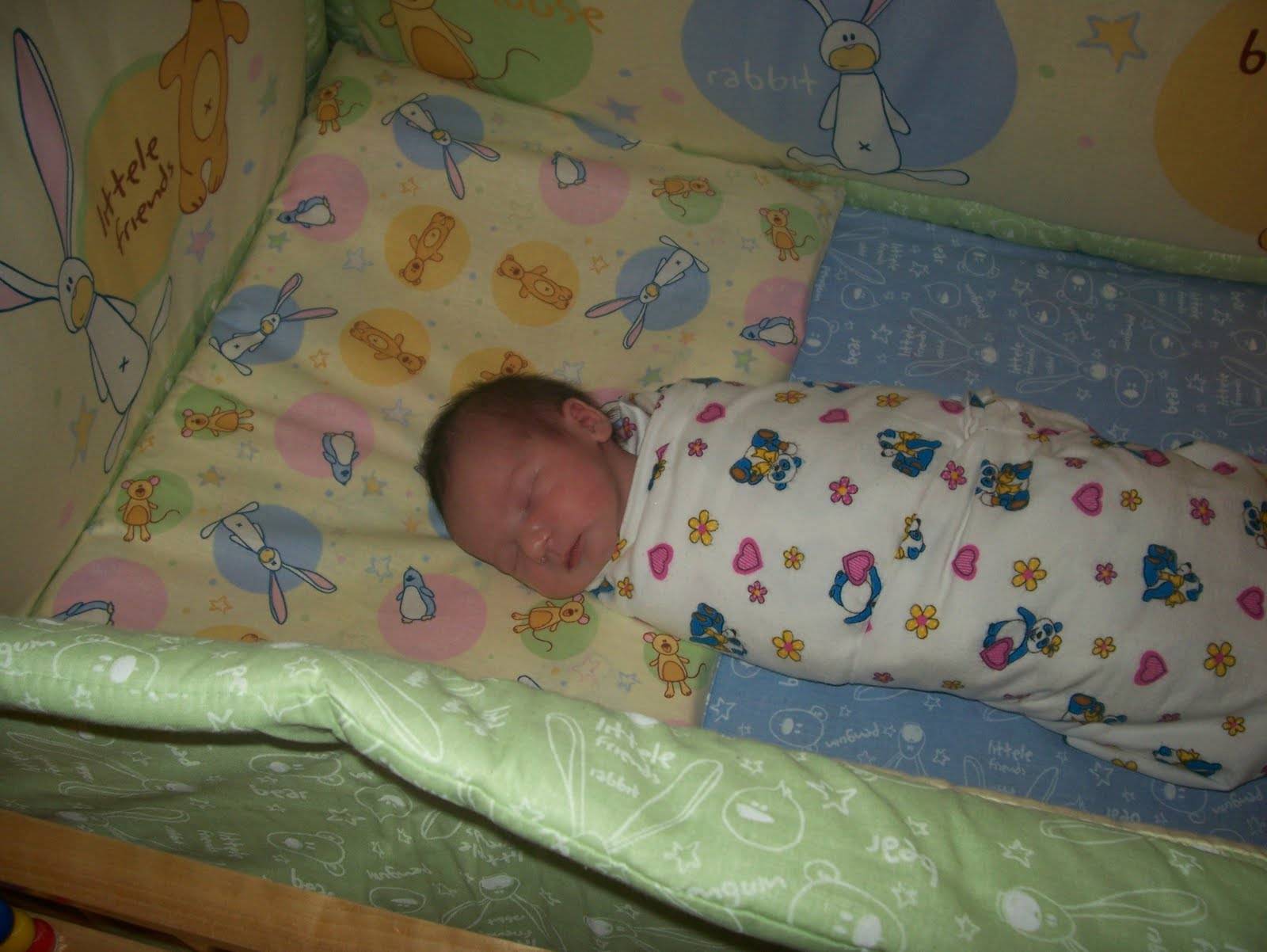Укладывание в кроватку новорожденному