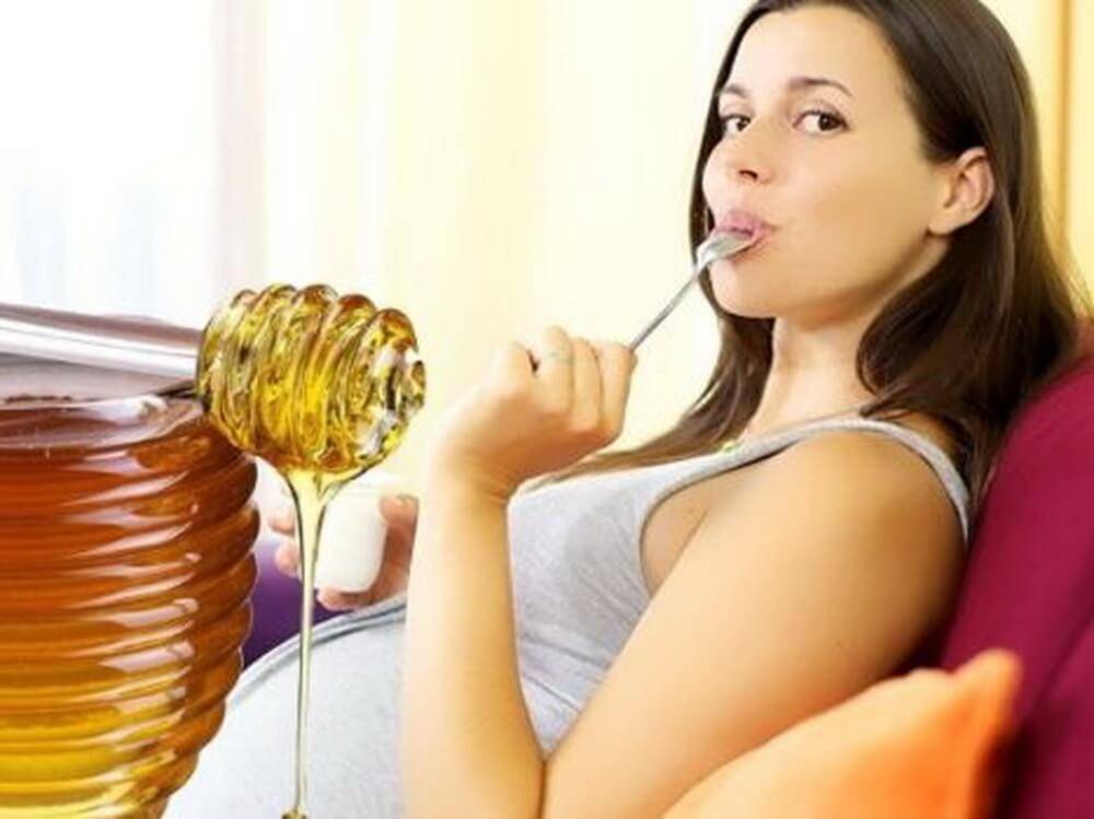Можно мед при беременности. Фотосессия с медом. Женщина мед. Девушка ест мед.