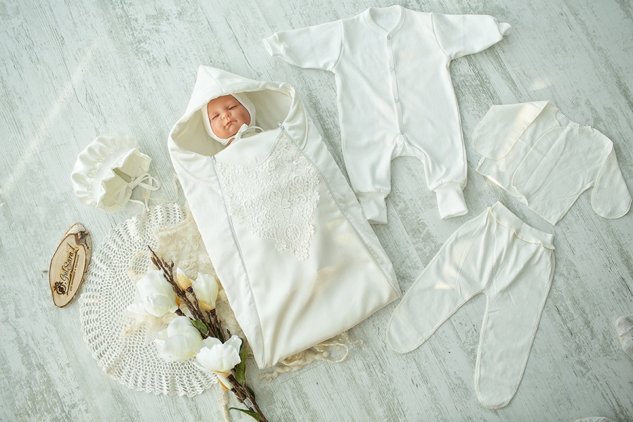 Полный обзор одежды на выписку новорожденного, нюансы выбора