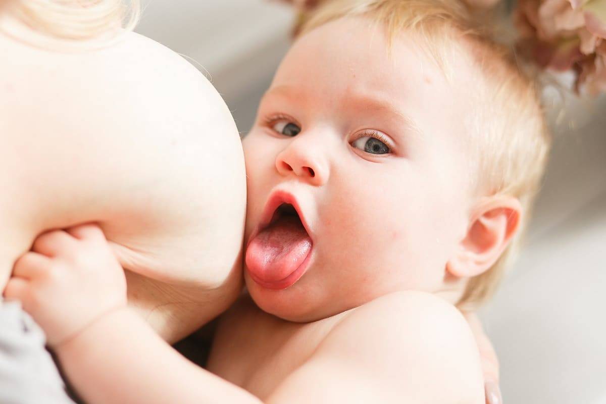 Ребенок кусает мамину грудь при кормлении