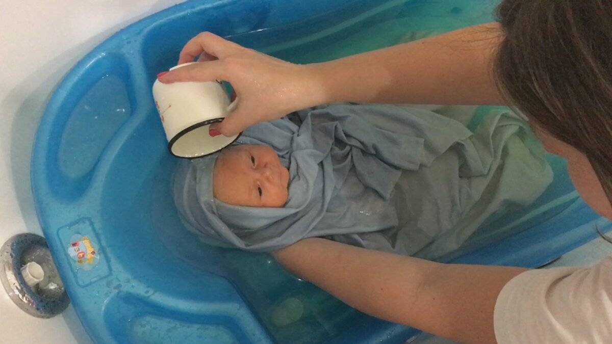 Купание младенца. Купание ребенка в пеленке. Адаптационное купание новорожденного. Адаптационное купание новорожденного в пеленке. Первая вода для новорожденных