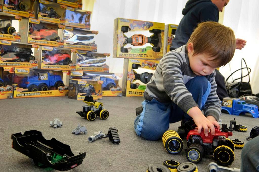 Почему дети ломают игрушки: как реагировать и что делать