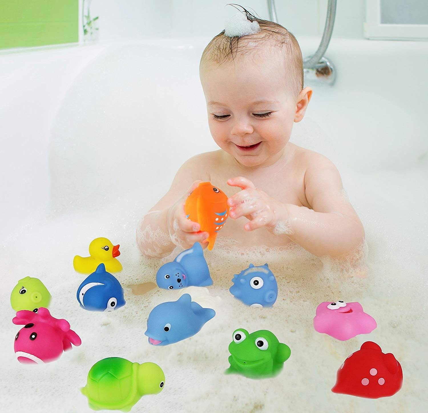Игрушки для купания. Игрушка для купания в ванной. Игрушки для ванной для детей. Игрушки в ванную для младенцев.