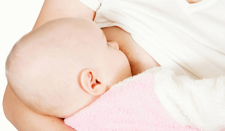 Новорожденный ребёнок постоянно висит на груди: что это значит?