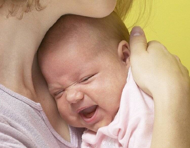 Ребенок на грудном вскармливании срыгивает. Грудной ребёнок икает. Новорожденный ребенок икает. Младенец икает после кормления.