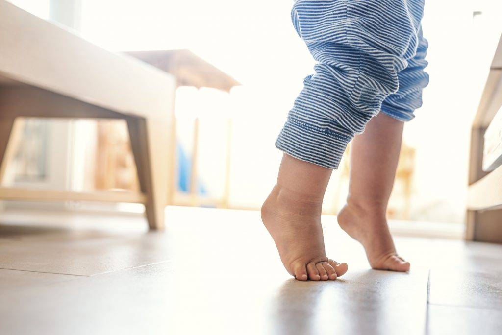 Почему ребенок ходит на носочках: лечение и профилактика