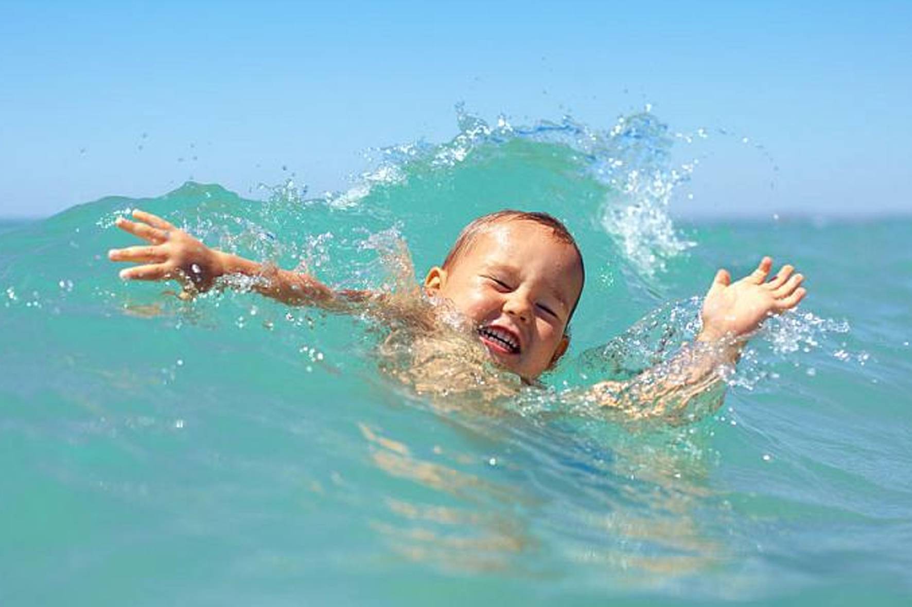 дети купающиеся в море