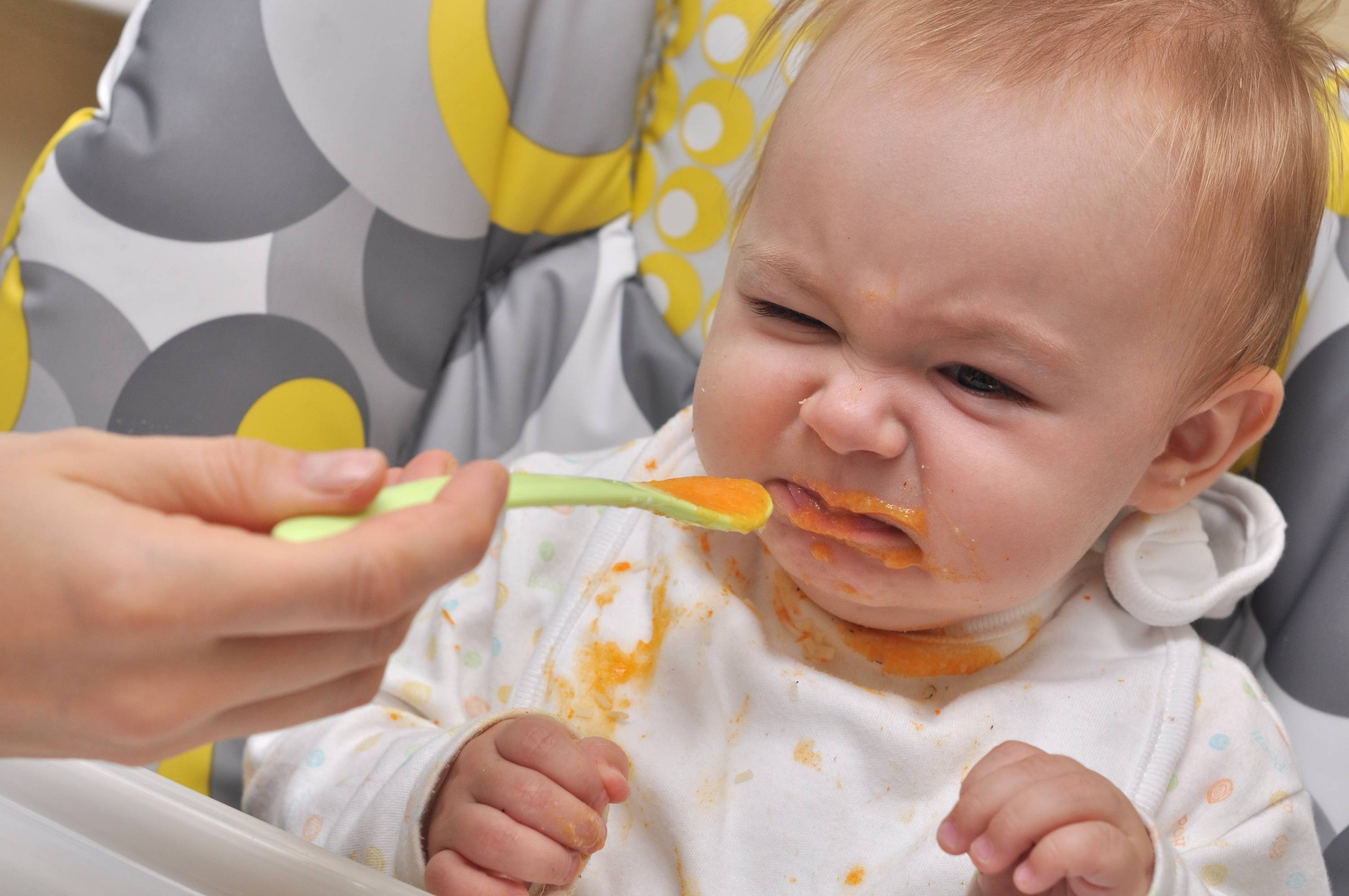 Рефлекс выталкивания ложки: почему дети выплевывают твердую пищу | colgate®