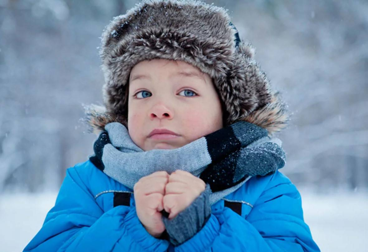 Маленькой девочке холодно. Мальчик зимой. Зима для детей. Ребенок замерз. Дети зимой.