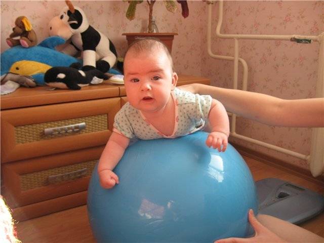 9 лучших упражнений на фитболе для грудничков – видео, советы педиатров