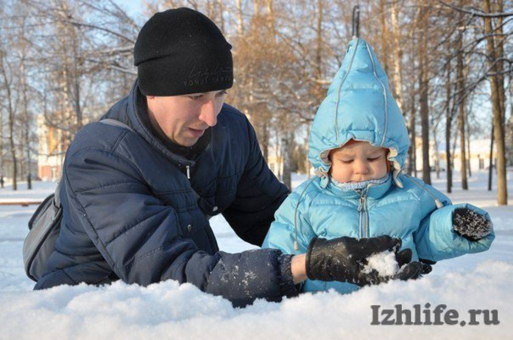 Прогулка с новорожденным зимой на руках. Гуляние зимой с новорожденным ребенком. Прогулки с новорожденным Комаровский. Детский дом выгуливают младенцев зимой.