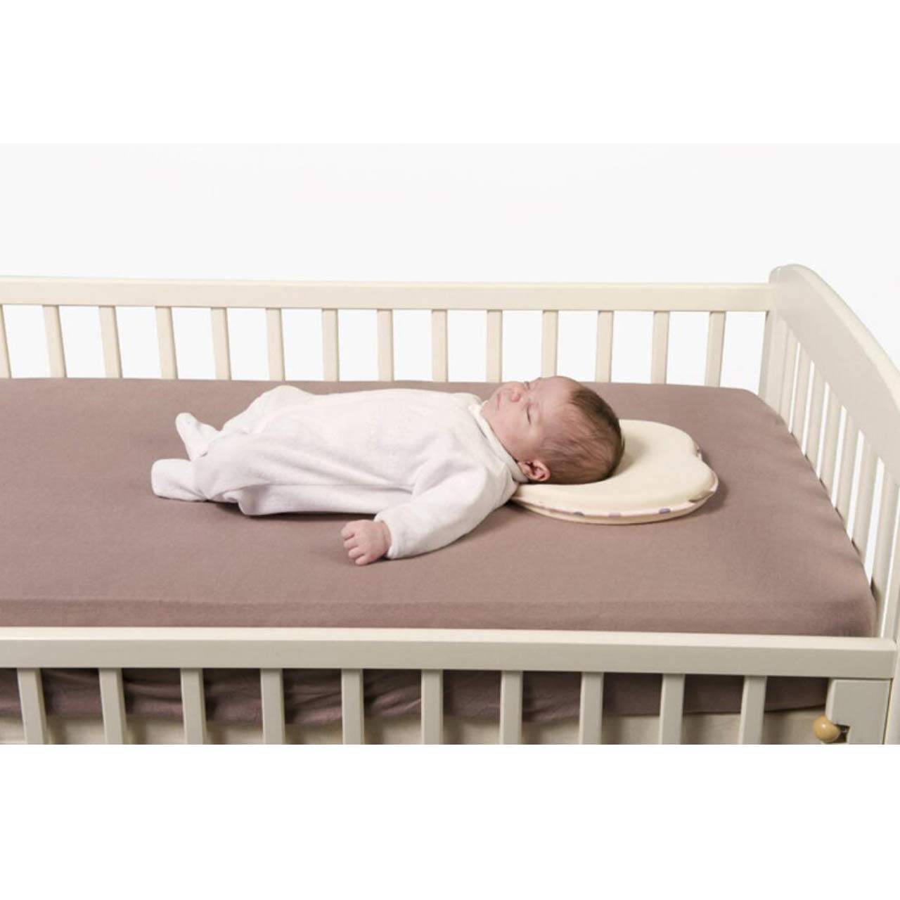Подушка для лежания на животе для грудничков. Подушка для новорожденных лежать. Подушка позиционер для новорожденного в кроватку. Подушка под живот для новорожденных. На скольки подушках можно спать
