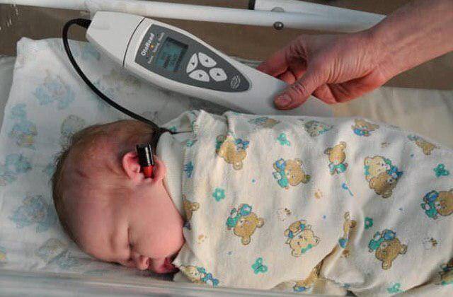 Как проверить слух у новорожденного. Аудиоскрининг новорожденных аппарат. Аудиологический скрининг новорожденных. Аппарат для аудиологического скрининга. Аппарат для проверки слуха у новорожденных.