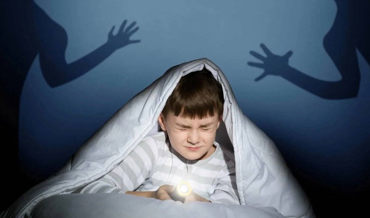 Что делать, если ребенок боится темноты: советы, игры, методы.