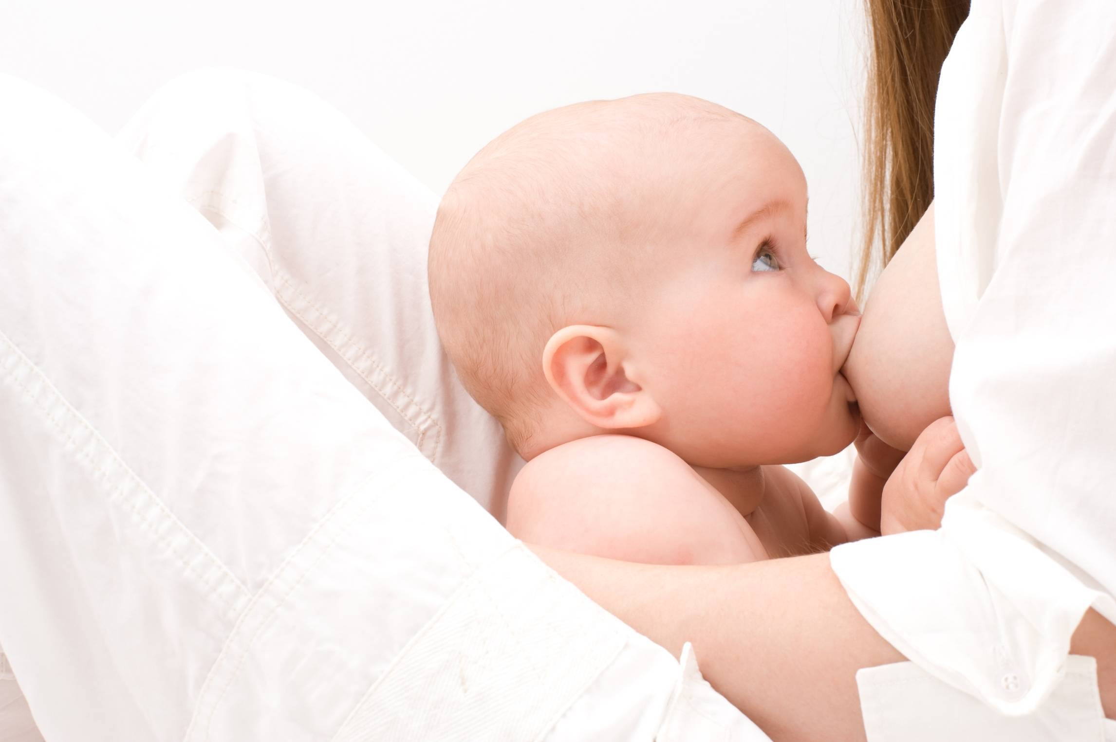 Ребенок оттягивает, дергает сосок – как отучить малыша играться с грудью?