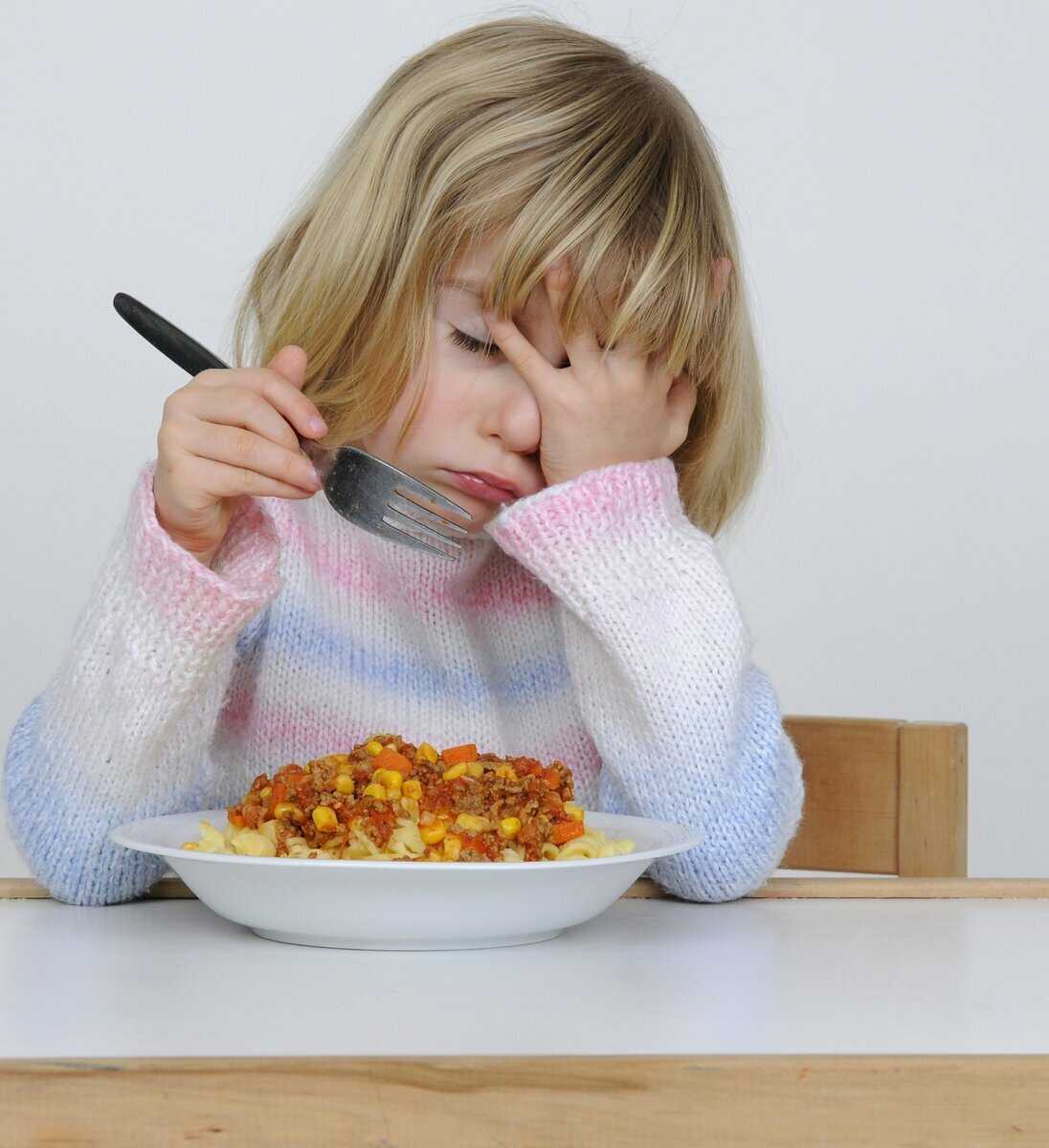 Еда невкусная почему. Нарушение аппетита у детей. Еда для детей. Ребенок ест. Ребенок отказывается от еды.