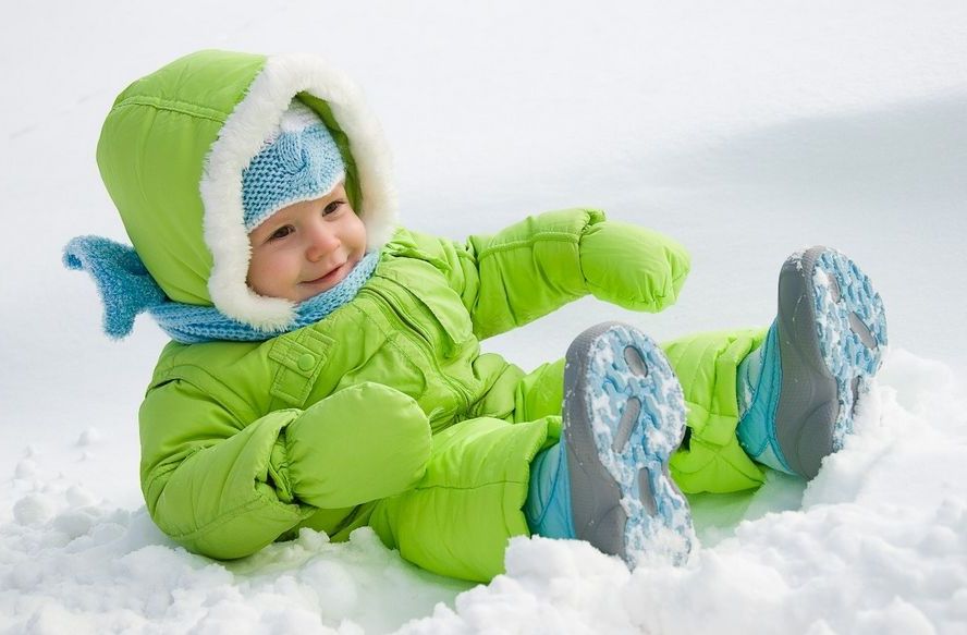 Как одеть ребенка на прогулку осенью и зимой: советы родителям