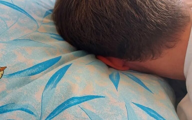 Если нос забит и невозможно спать: педиатр рассказал, как пережить насморк у ребенка | parents