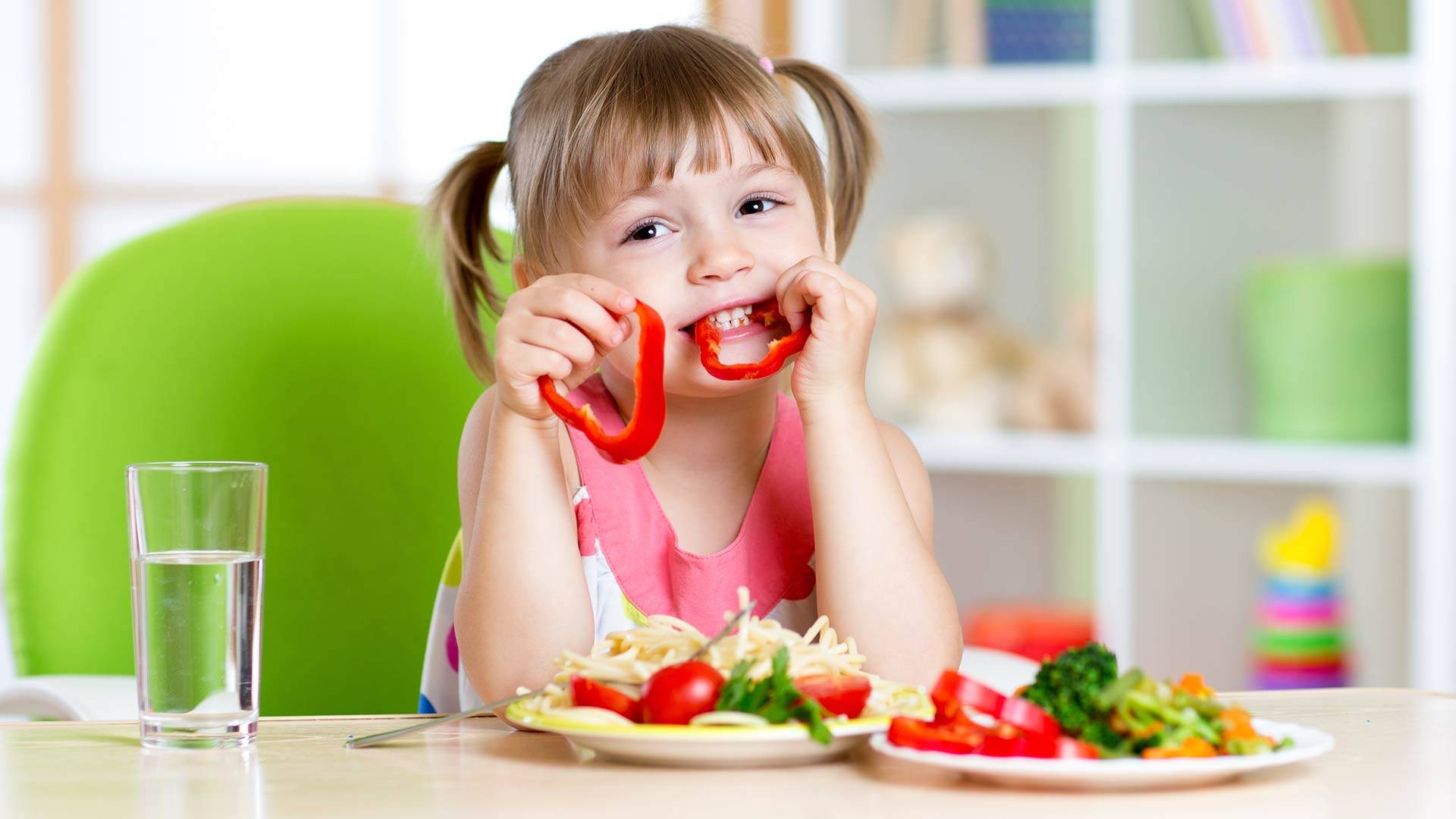 Ребенок очень плохо и мало ест: нужно ли заставлять и почему он отказывается, как повысить аппетит и накормить малыша?
