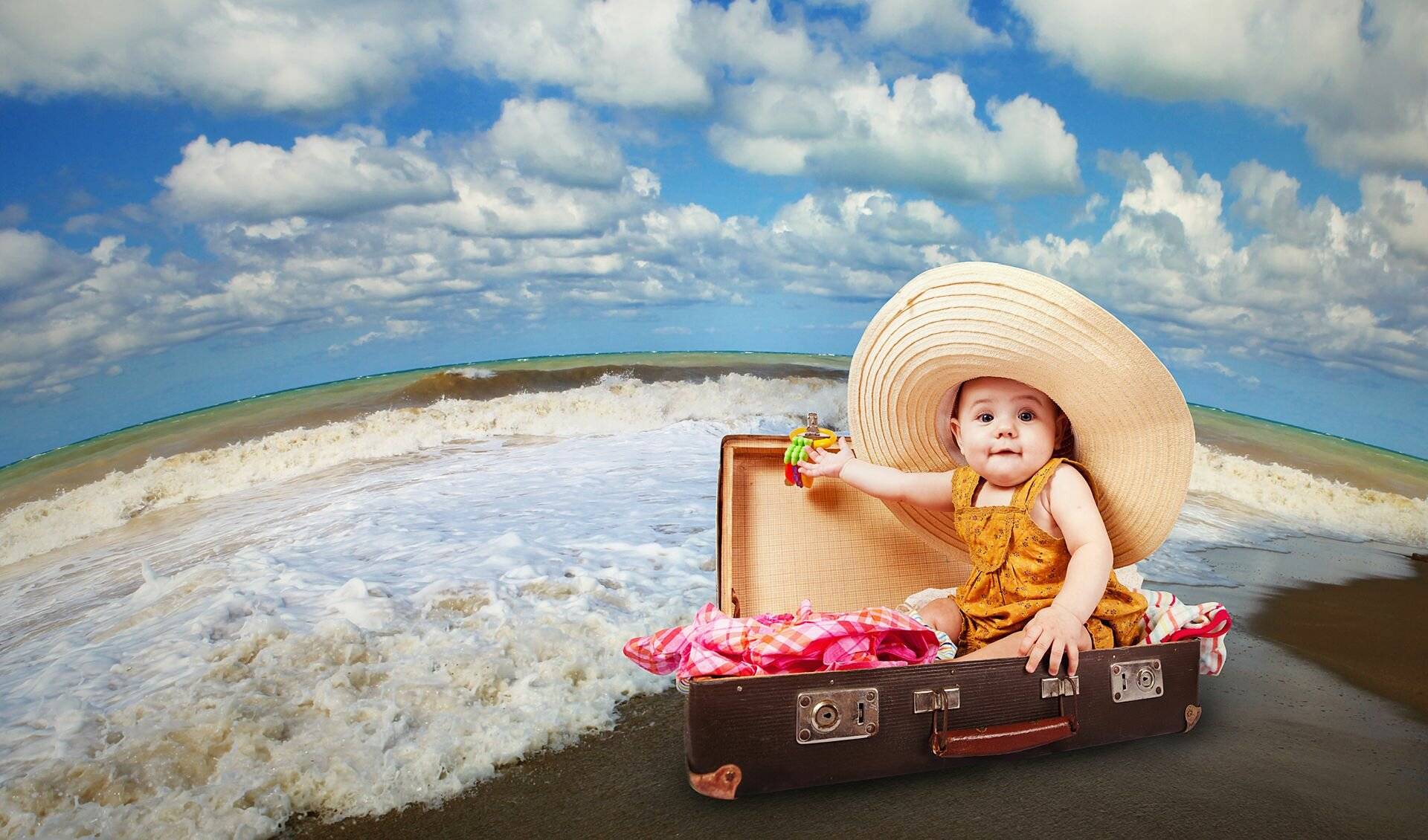 Ребенку перед поездкой на море. Дети на море. Чемодан на море. Детская фотосессия на море. Малыш на море.