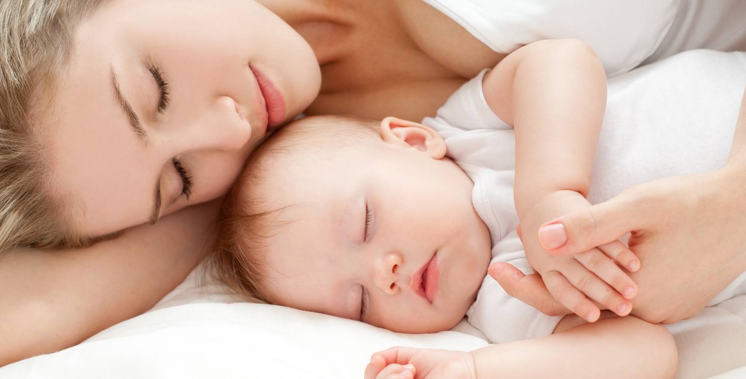 Будет ли будить. Совместный сон и гв. Мама укладывает ребенка спать. Совместный сон матери и грудничка. Будить ли младенца для кормления.