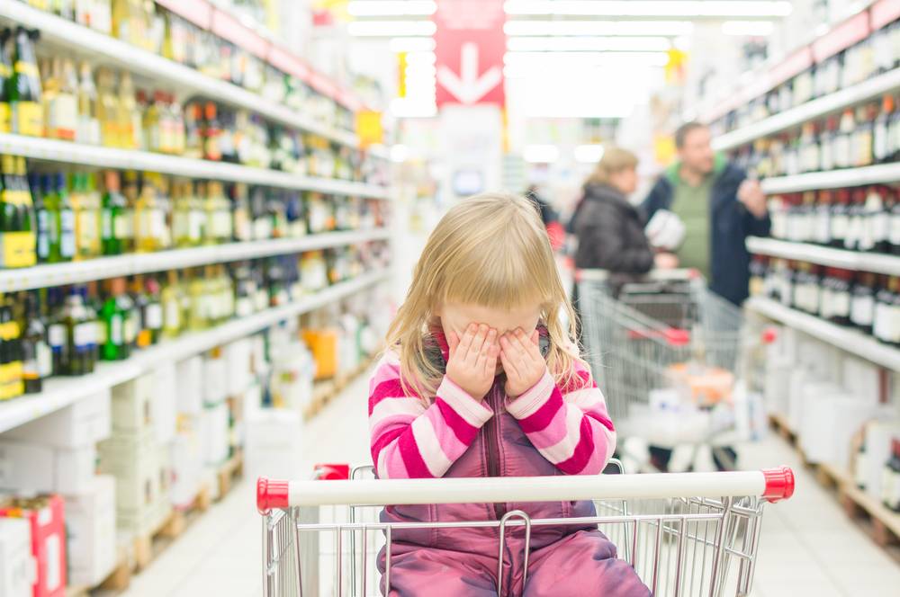 Детские истерики в магазине: как родителям справиться с капризами?