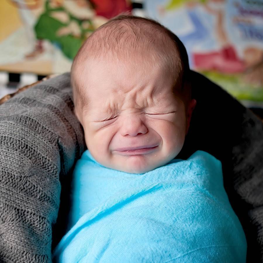 Почему новорожденный и грудничок кряхтит и тужится во сне: 10 причин и как помочь ребенку