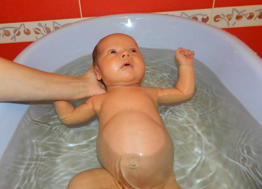 Купание грудничка. Купание малыша в ванночке. Для купания новорожденных. Ванночка для купания новорожденного.