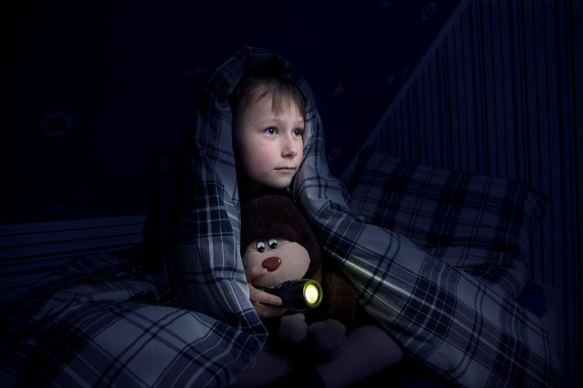 Как отучить ребенка бояться темноты в разном возрасте раз и навсегда