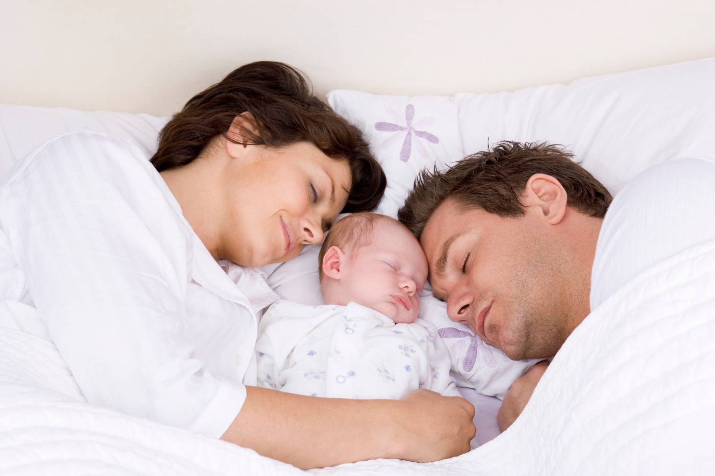 До скольки спят родители. Совместный сон с ребенком. Ребенок в постели с родителями. Мама папа и ребенок в кровати.