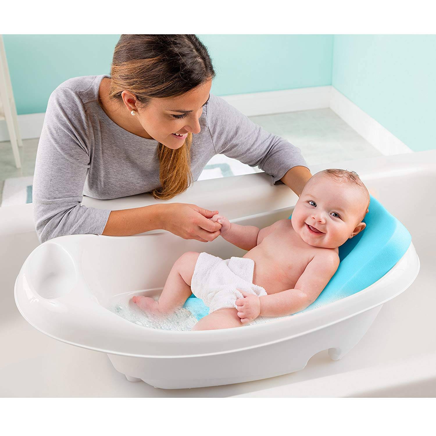 Какую ванночку надо. Младенец в ванночке. Детские ванночки для купания новорожденных. Гигиенические ванны для новорожденных. Ребенок купается в ванночке.