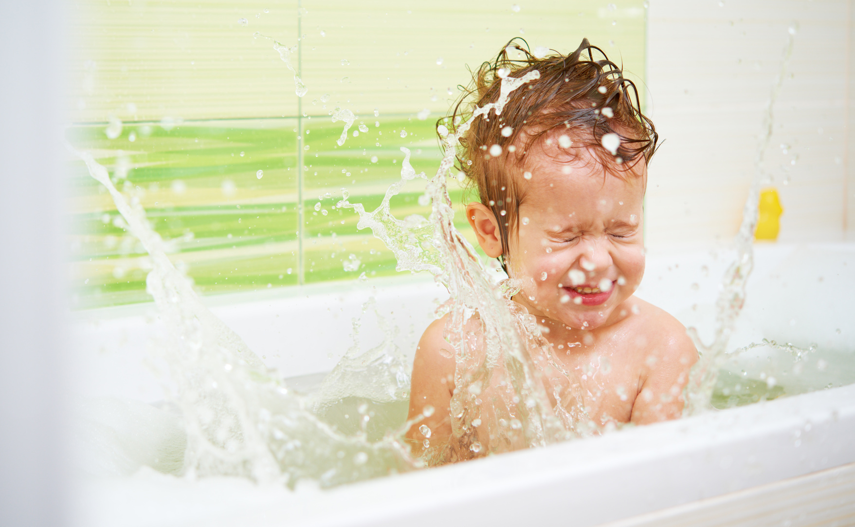 Ребенок боится купаться в ванной - что делать и почему так происходит?
