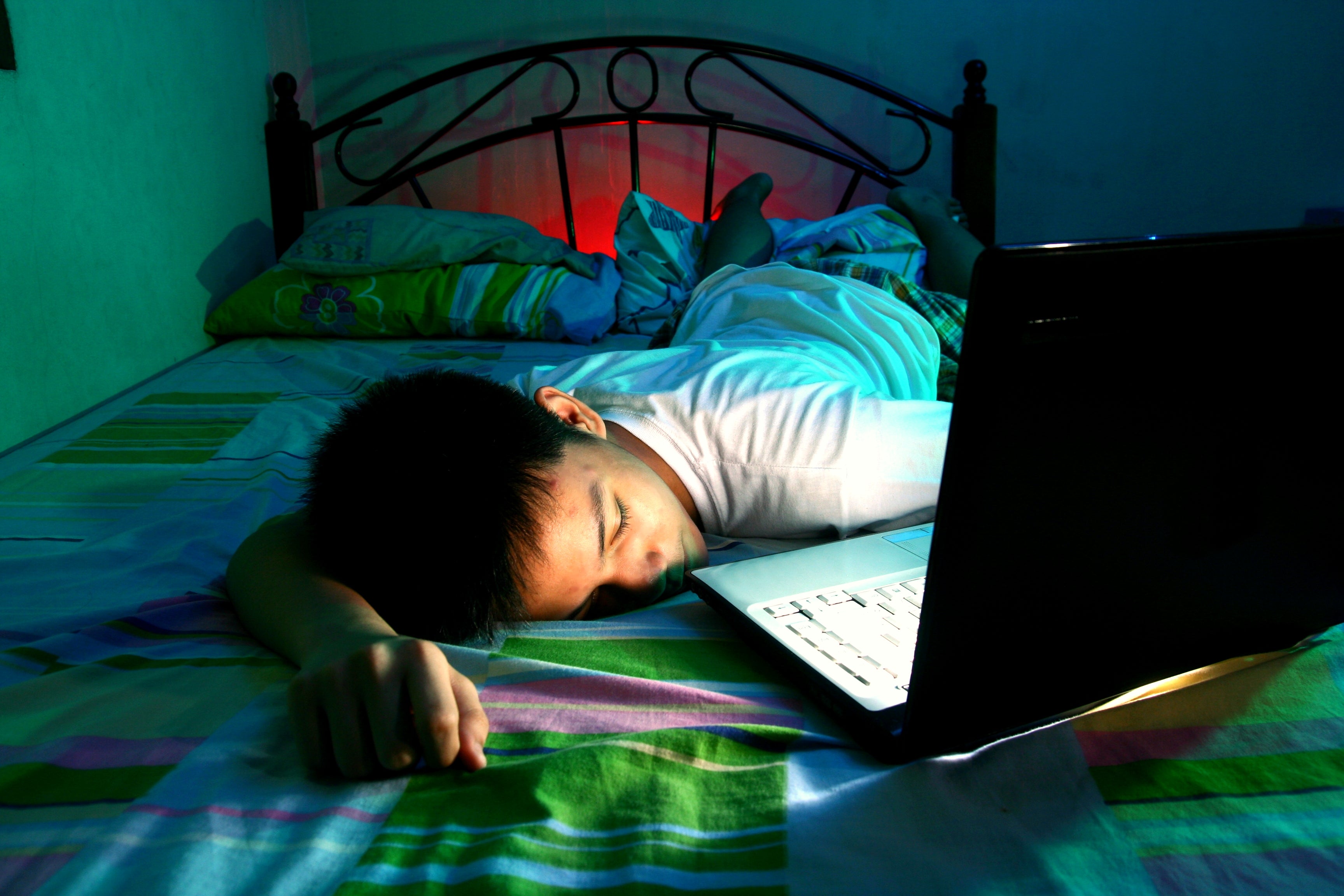 Спать место. Сонный подросток. Уснул за компьютером. Ночью за компьютером. Спящий подросток.