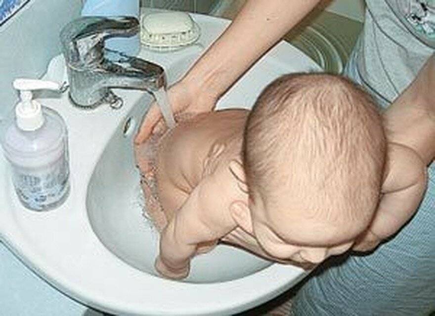 Подмывание новорожденного мальчика. Подмывание новорожденного. Пожмывпем нлвлрожденнуь девочку. Подмывание девочек новорожденных.